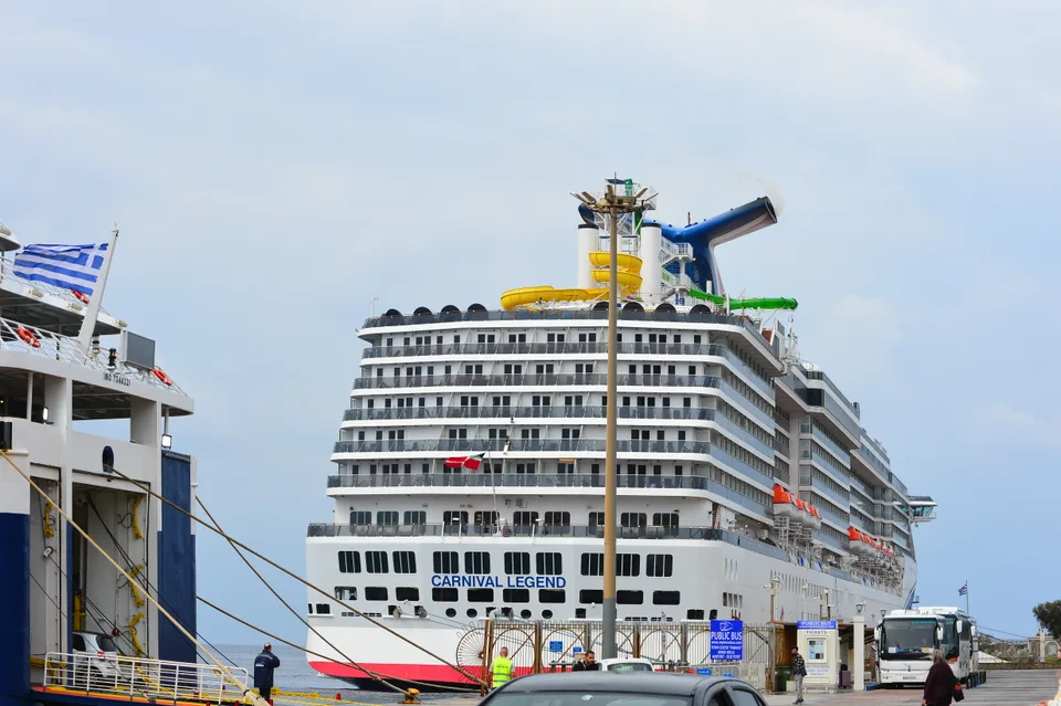 Το κρουαζιερόπλοιο Carnival Legend στο λιμάνι της Μυκόνου, με επιβατηγό πλοίο στο προσκήνιο